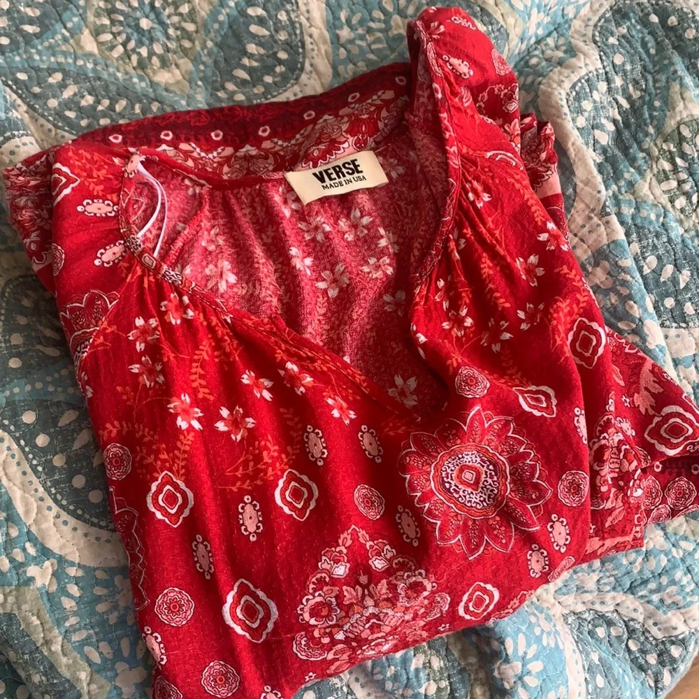 Comfortable and breathy, mati billow sleeve top! - Picture 1 of 4